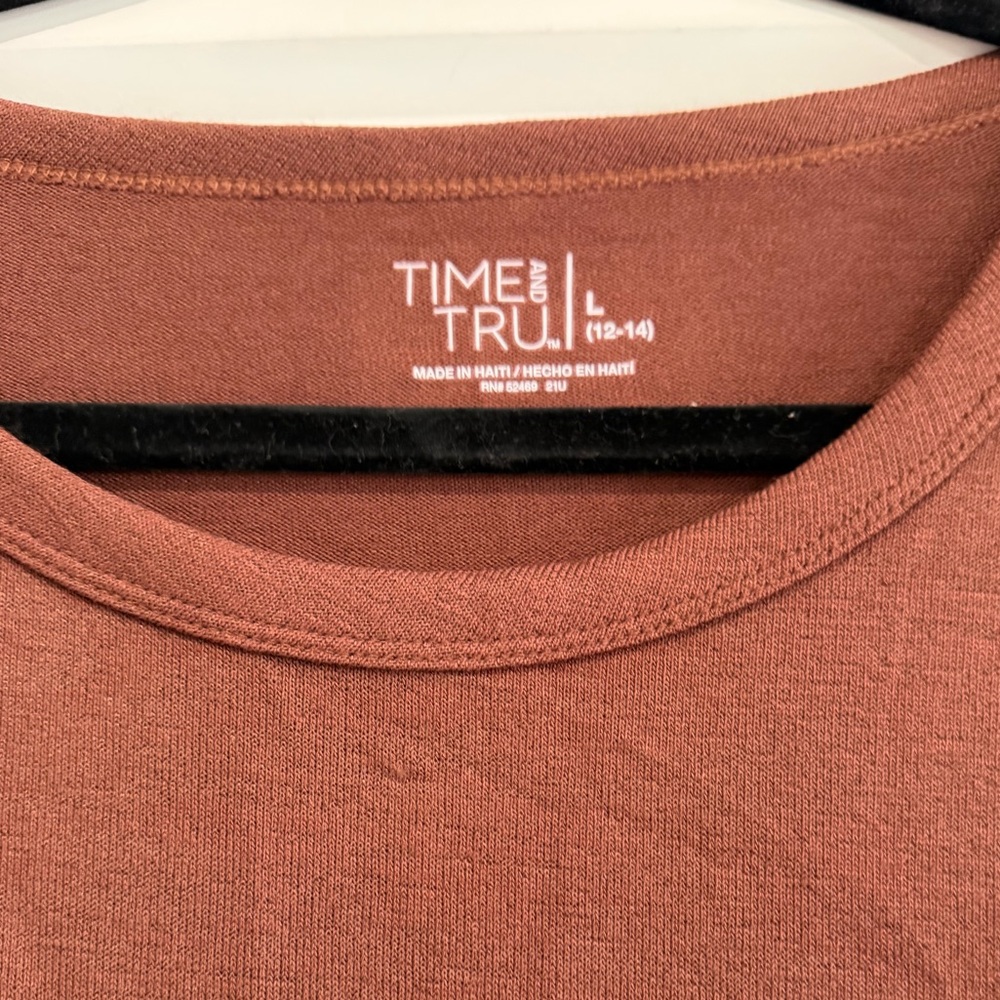 Time and Tru Women's Rust Long Sleeve Slub Top - Picture 3 of 4
